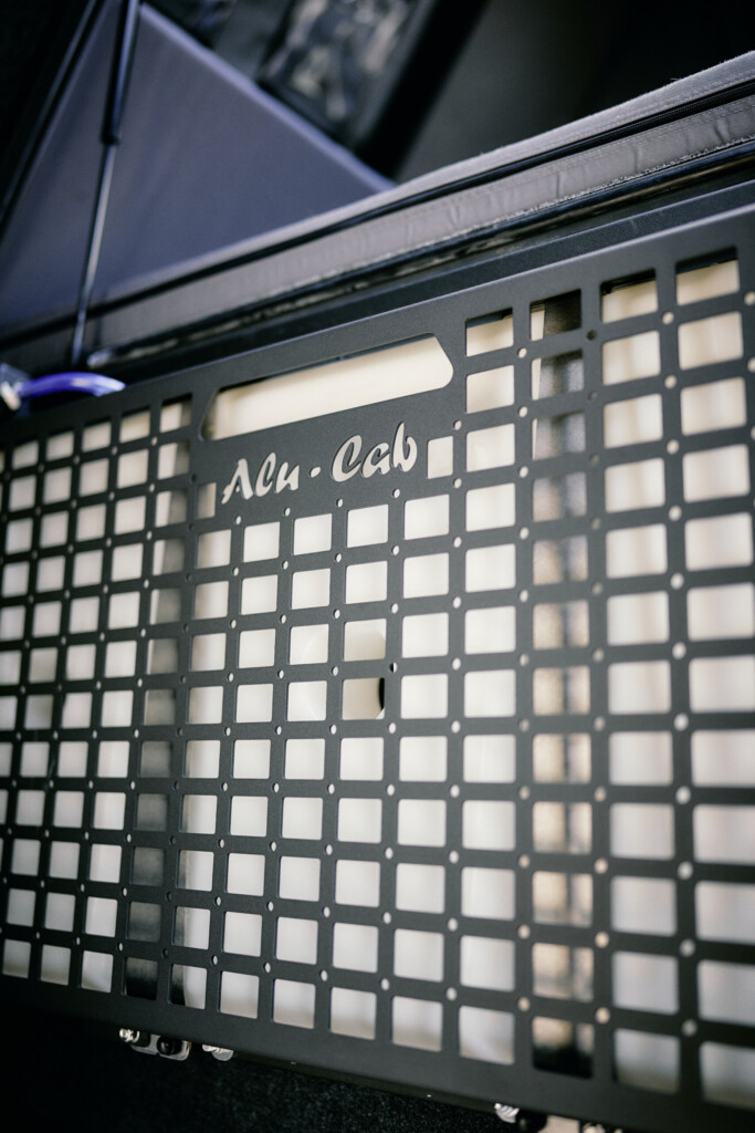 Alu-Cab Molle-Panel an der ModCap Wohnkabine