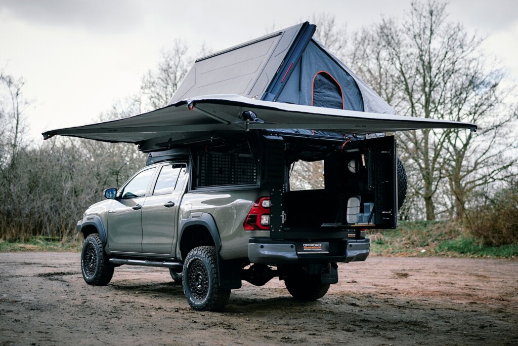 Toyota Hilux mit Alu-Cab ModCap und aufgestelltem Dachzelt, Heckansicht
