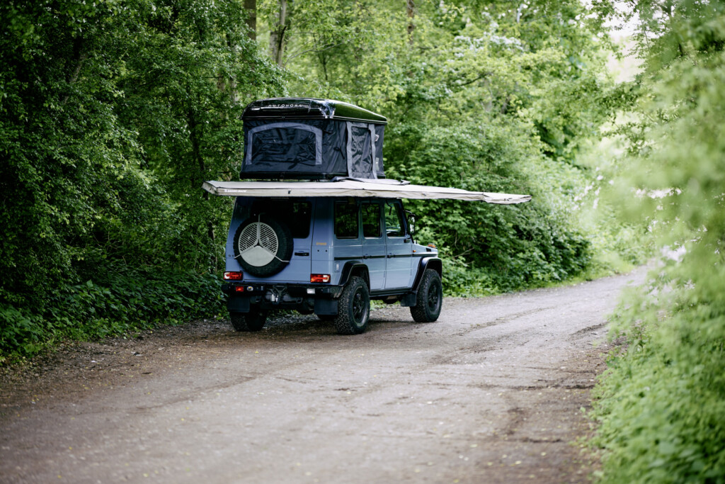 Mercedes G-Klasse mit Rhino-Rack Plattform und Markise, Heckansicht