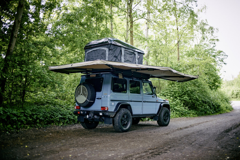 Mercedes G-Klasse mit ausgefahrener Batwing-Markise, Heckansicht