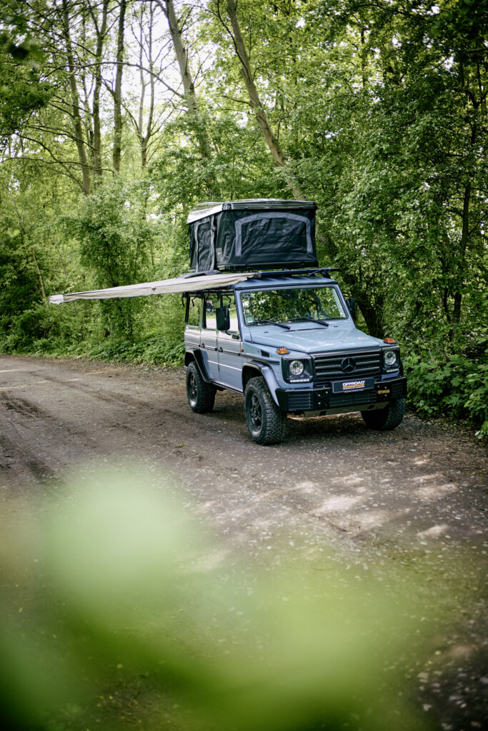 Mercedes G-Klasse reisefertig mit Dachzelt und Markise im Wald