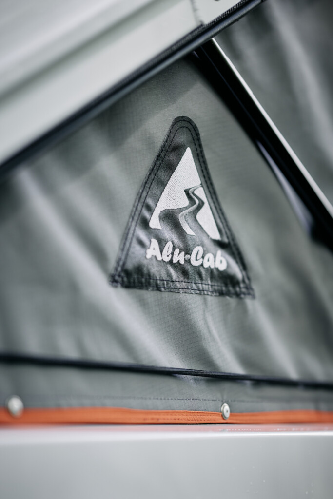 Alu-Cab Icarus Hubdach am Land Rover Defender 110