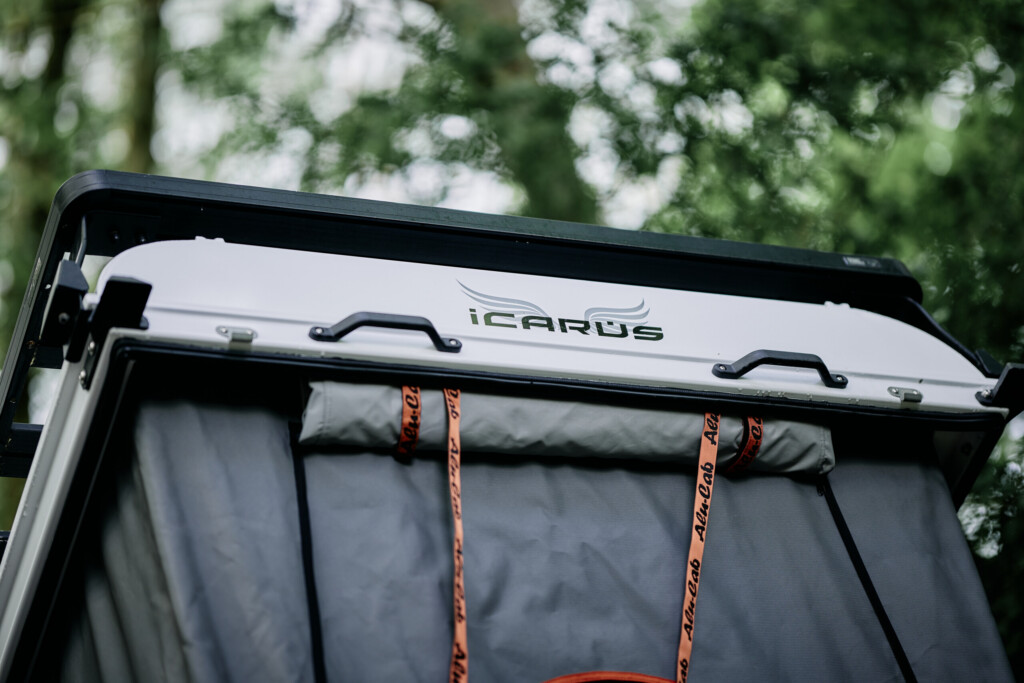 Aufgestelltes Alu-Cab Icarus Hubdach am Defender 110
