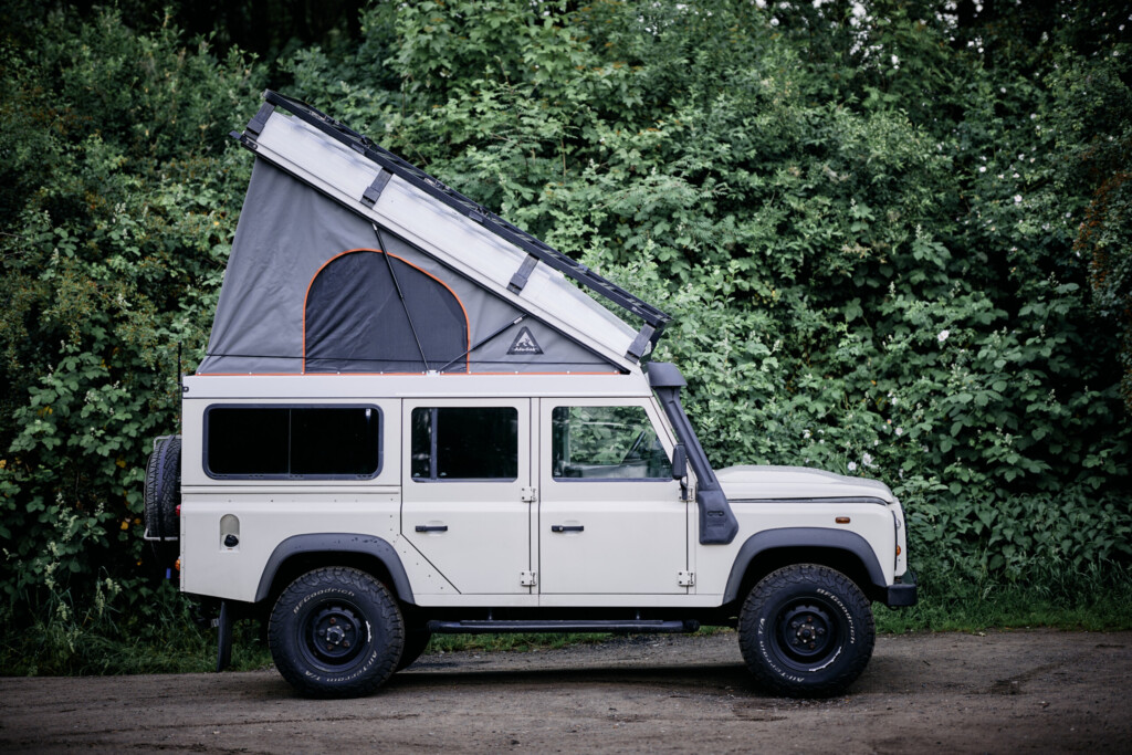 Land Rover Defender 110 mit aufgestelltem Hubdach, Seitenansicht