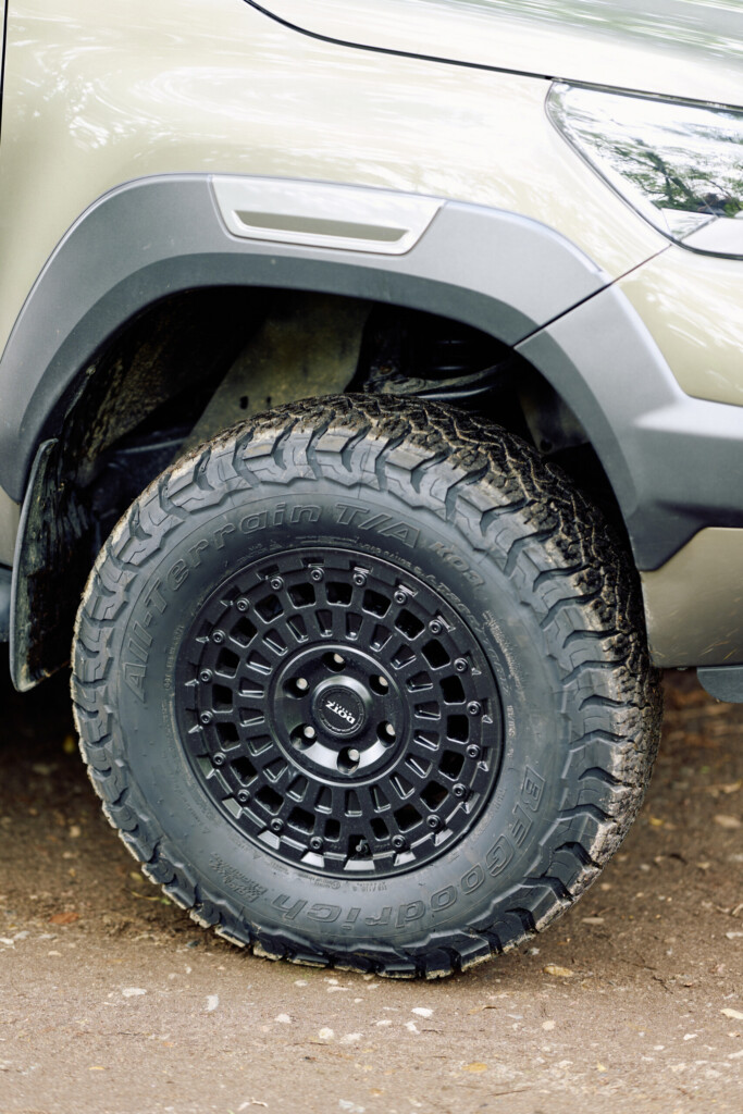Vorderrad des Toyota Hilux mit DOTZ Talara Felge und Geländereifen