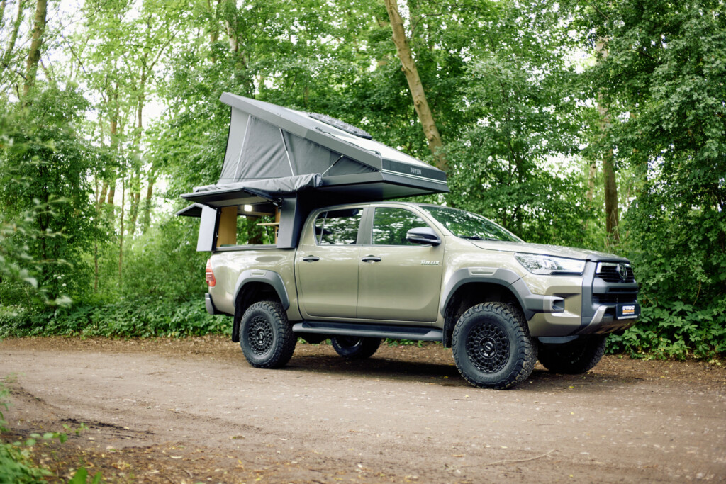 Toyota Hilux mit FiftyTen Wohnkabine, Seitenansicht aufgestellt