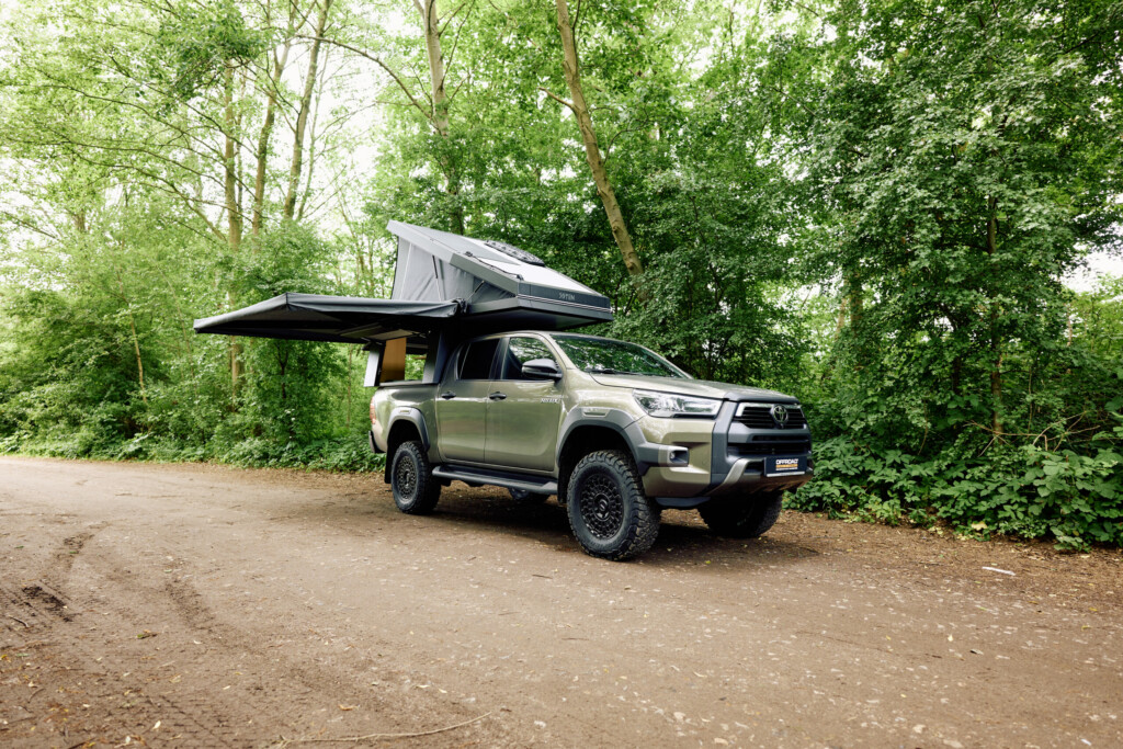 Toyota Hilux Expeditionsfahrzeug mit FiftyTen Wohnkabine im Wald