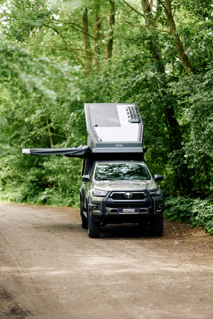 Toyota Hilux mit FiftyTen Wohnkabine im Wald, reisefertig