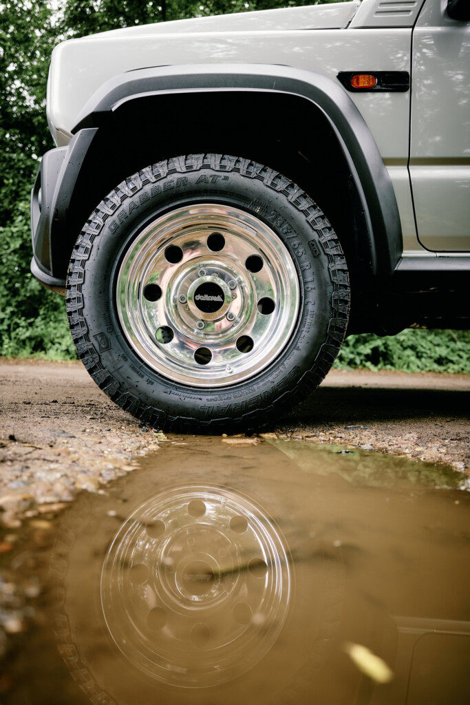 Vorderrad des Suzuki Jimny HJ mit Spurverbreiterung und All-Terrain-Reifen