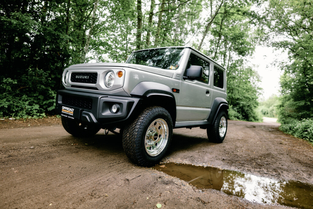 Höhergelegter Suzuki Jimny HJ auf Geländestrecke