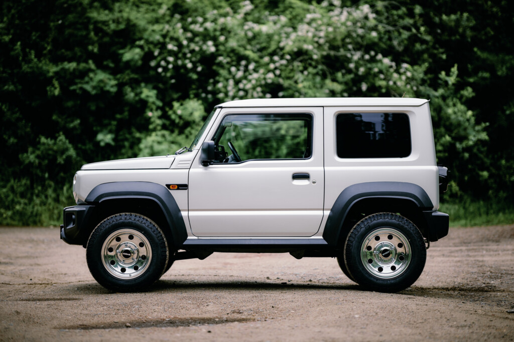 Suzuki Jimny HJ in Silber, Heckansicht, höhergelegt