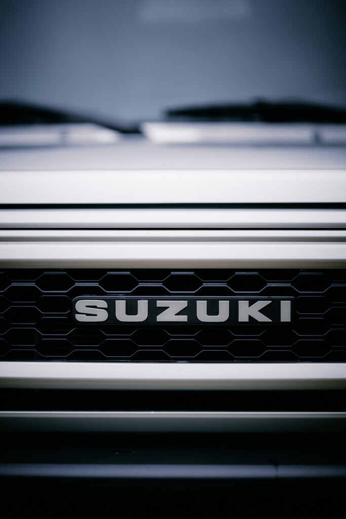 Kühlergrill des Suzuki Jimny HJ mit Suzuki-Schriftzug