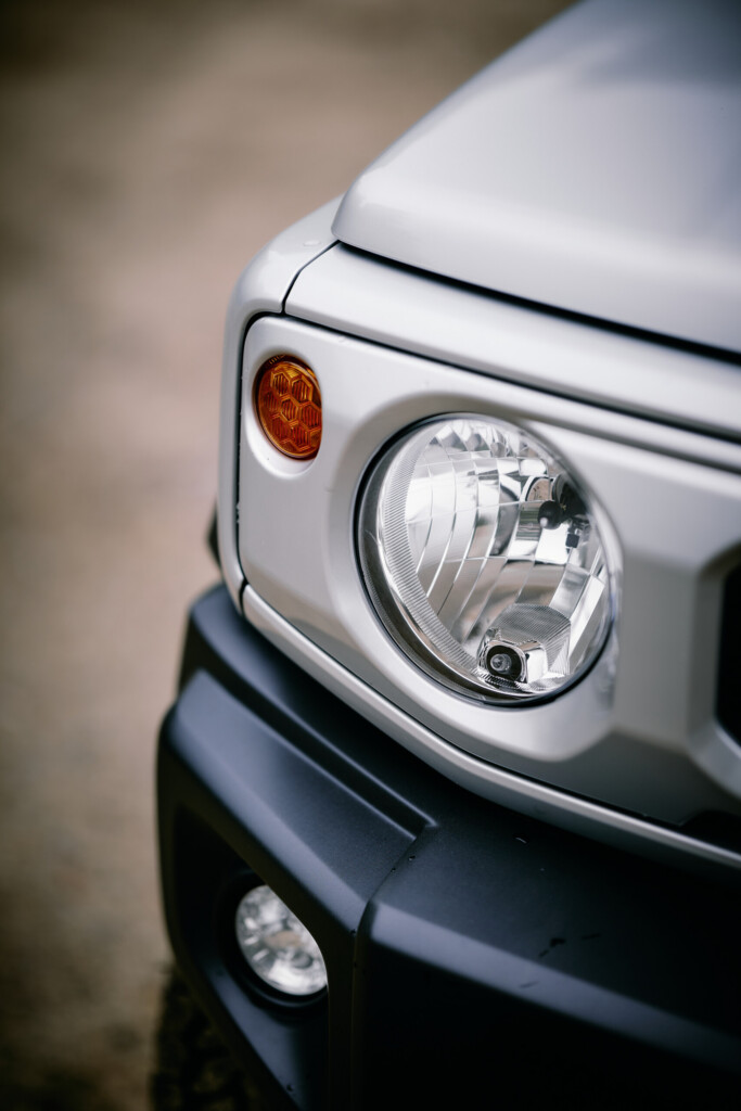 Frontscheinwerfer und Stoßstange des Suzuki Jimny HJ in Silber