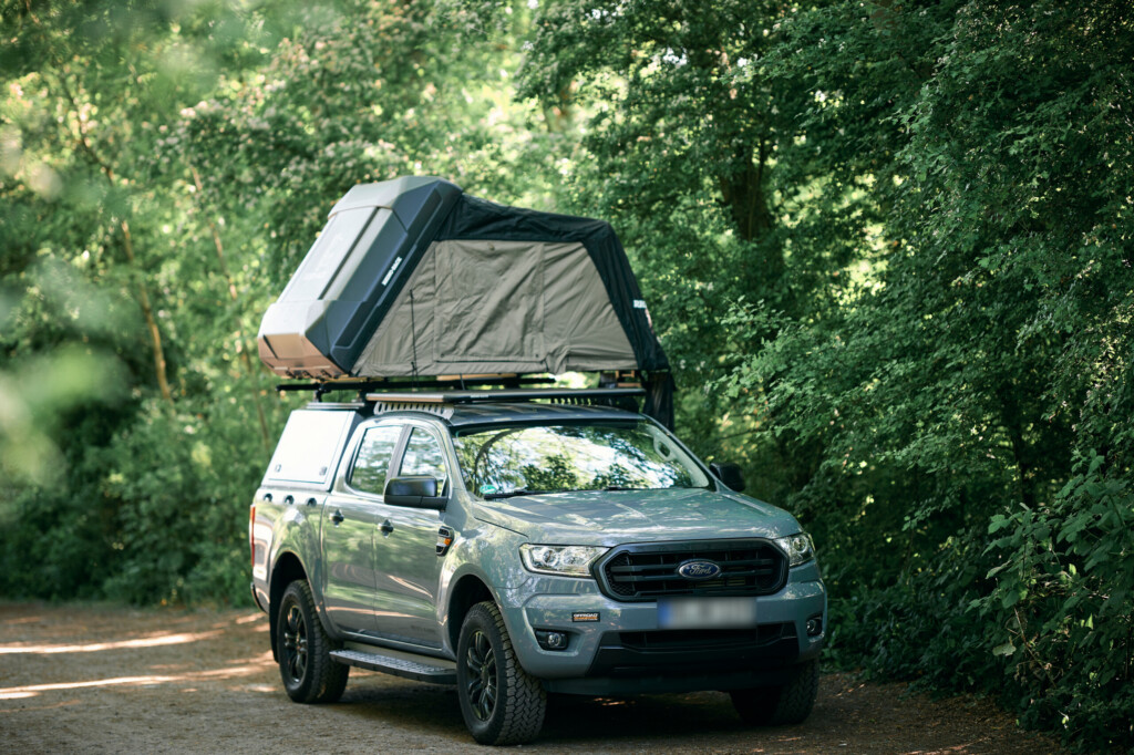 Ford Ranger 2019–2023 mit Hartschalen-Dachzelt auf Waldweg