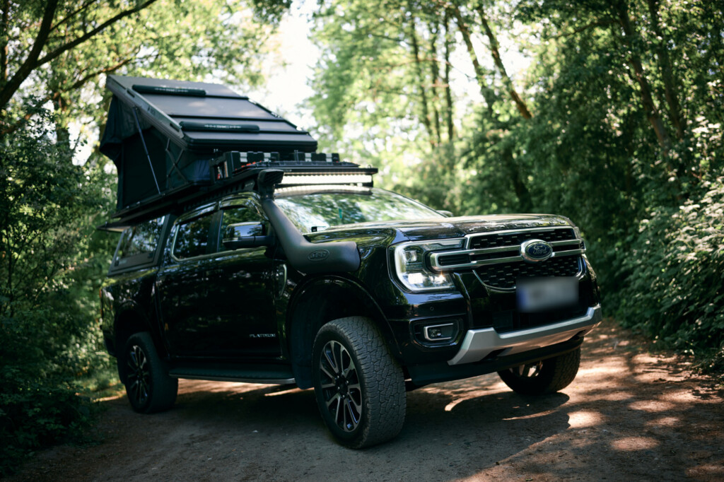 Ford Ranger Platinum mit Dachzelt auf Waldweg, Frontansicht