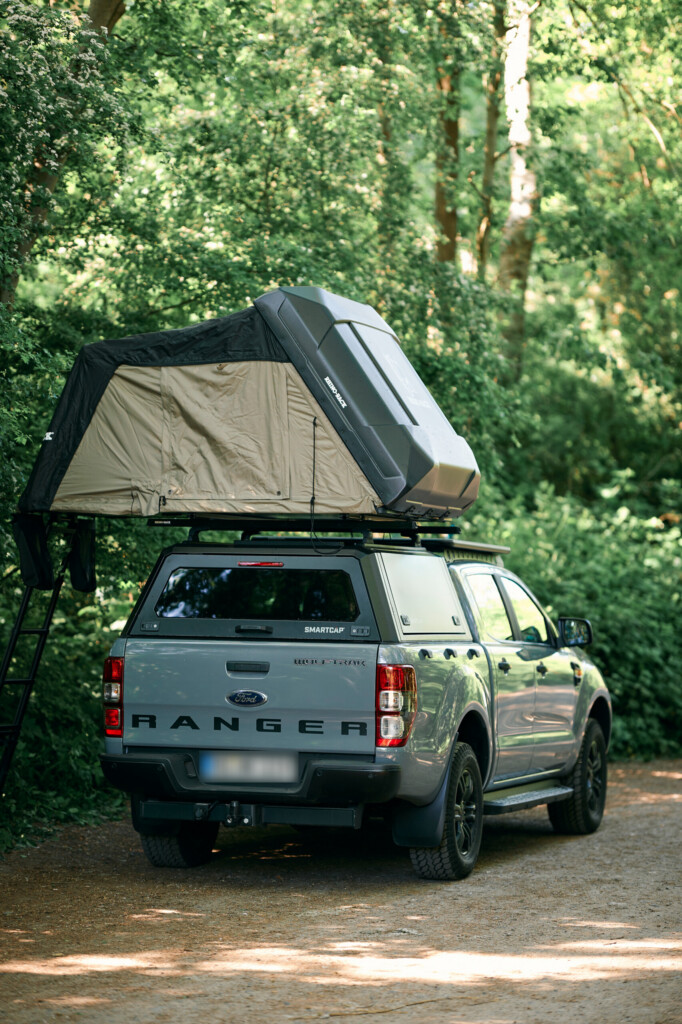 Ford Ranger mit RSI EVO Adventure Hardtop und Dachzelt, Heckansicht