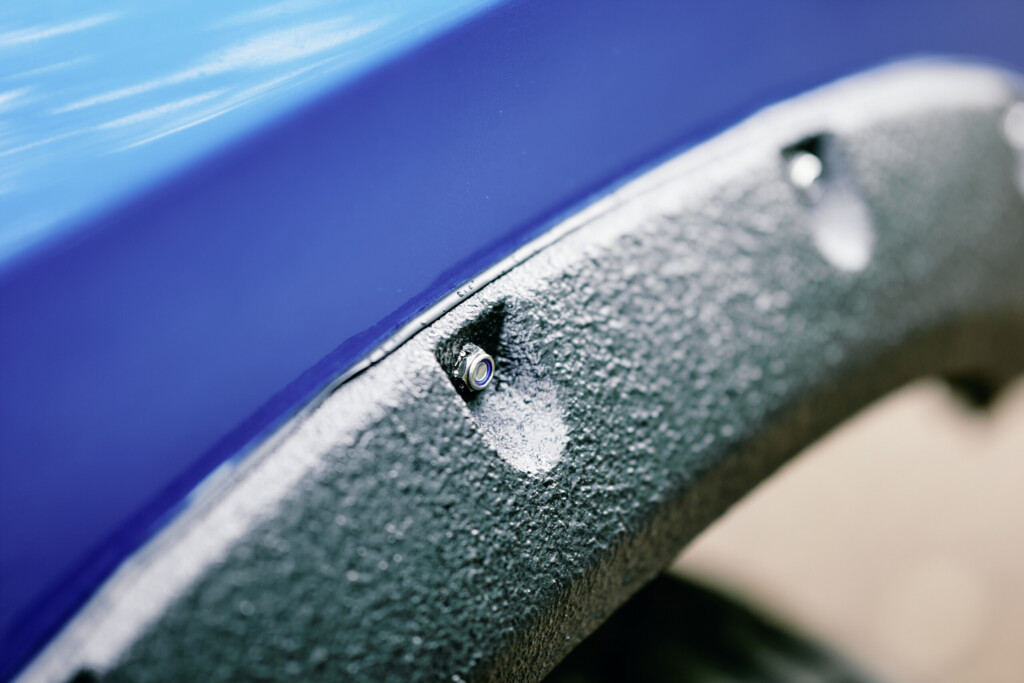 Detail des lackierten Kotflügels und der strukturbeschichteten Radlaufverbreiterung am Dodge RAM 1500