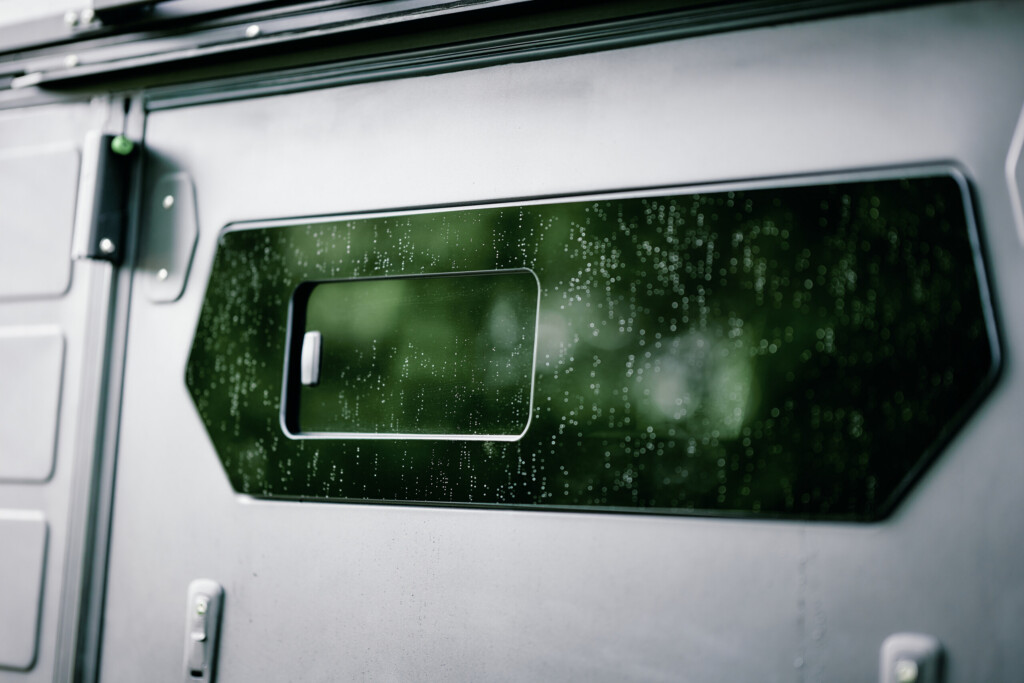Seitenfenster mit Schiebeelement am Alu-Cab ModCAP Camper-Aufbau des Dodge RAM 1500