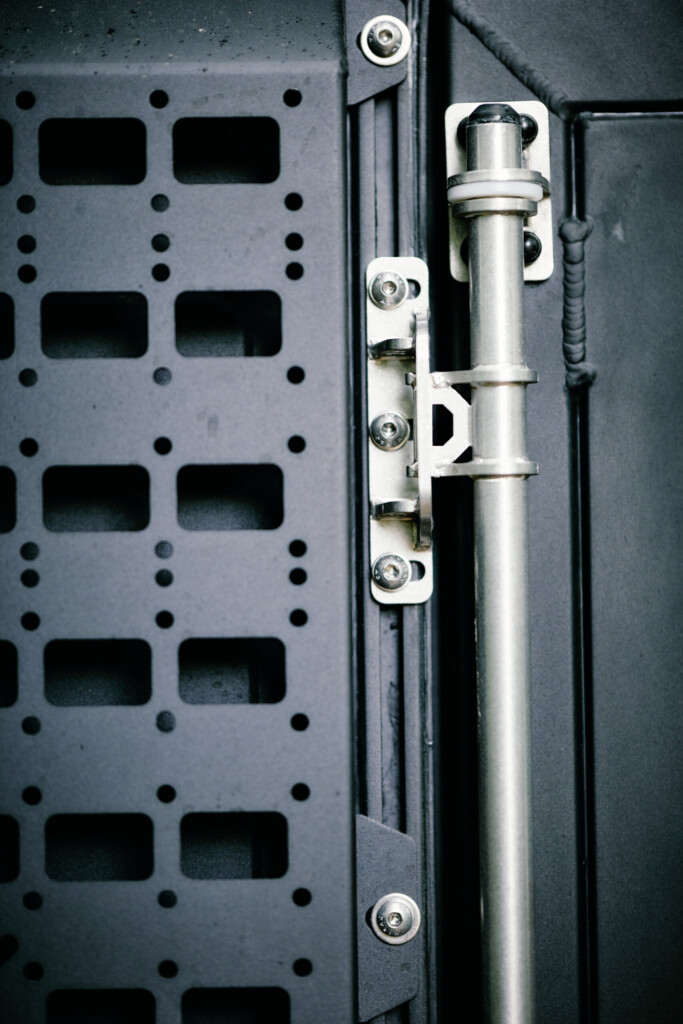 Detail des Edelstahl-Verschlusses und Molle-Panels am Alu-Cab ModCAP Aufbau
