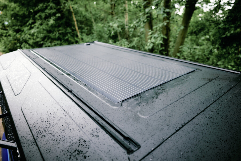 Aufdach des Alu-Cab ModCAP mit integriertem Solarpanel am Dodge RAM 1500