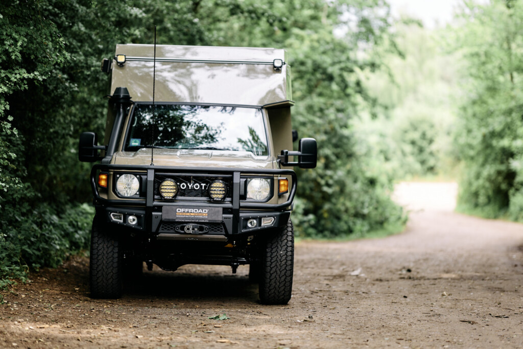 Frontansicht des Toyota Land Cruiser J7 mit AFN Windenstoßstange und PIAA Zusatzscheinwerfern