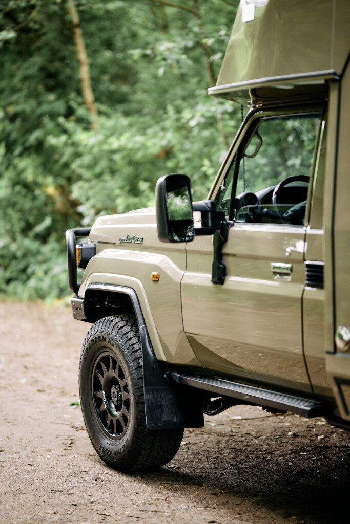 Seitliche Detailansicht des Land Cruiser J7 mit Schnorchel, Kotflügelverbreiterung und Geländereifen