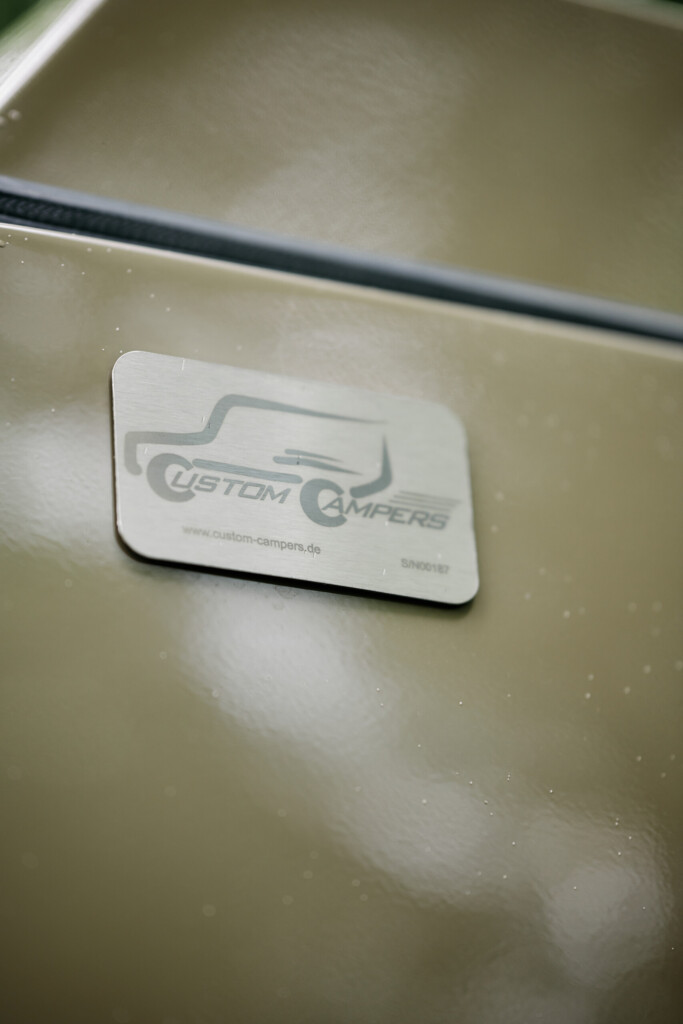 Custom Campers Plakette am Camper-Aufbau des Land Cruiser J7