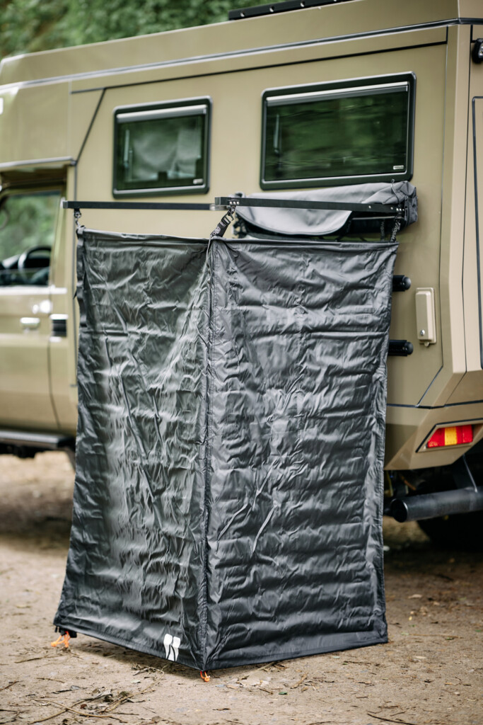 Ausklappbares Dusch- und Umkleidezelt an der Seite des Camper-Aufbaus