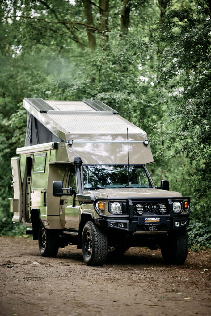 Land Cruiser J7 mit aufgestelltem Hubdach des Camper-Aufbaus, Frontansicht schräg