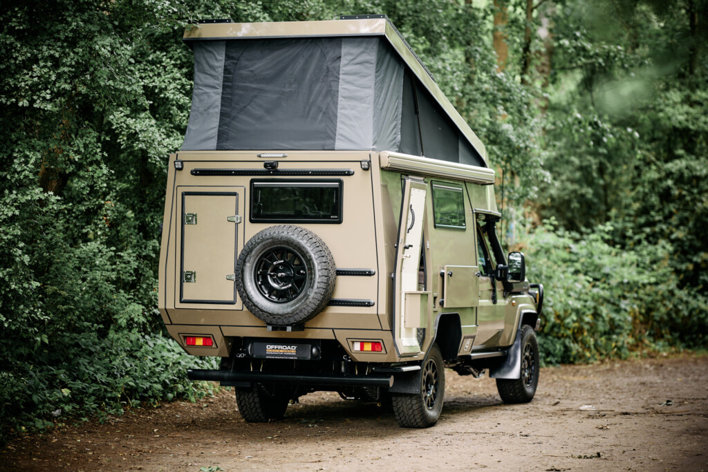 Heckansicht des Land Cruiser J7 mit aufgestelltem Hubdach und Schlafzelt