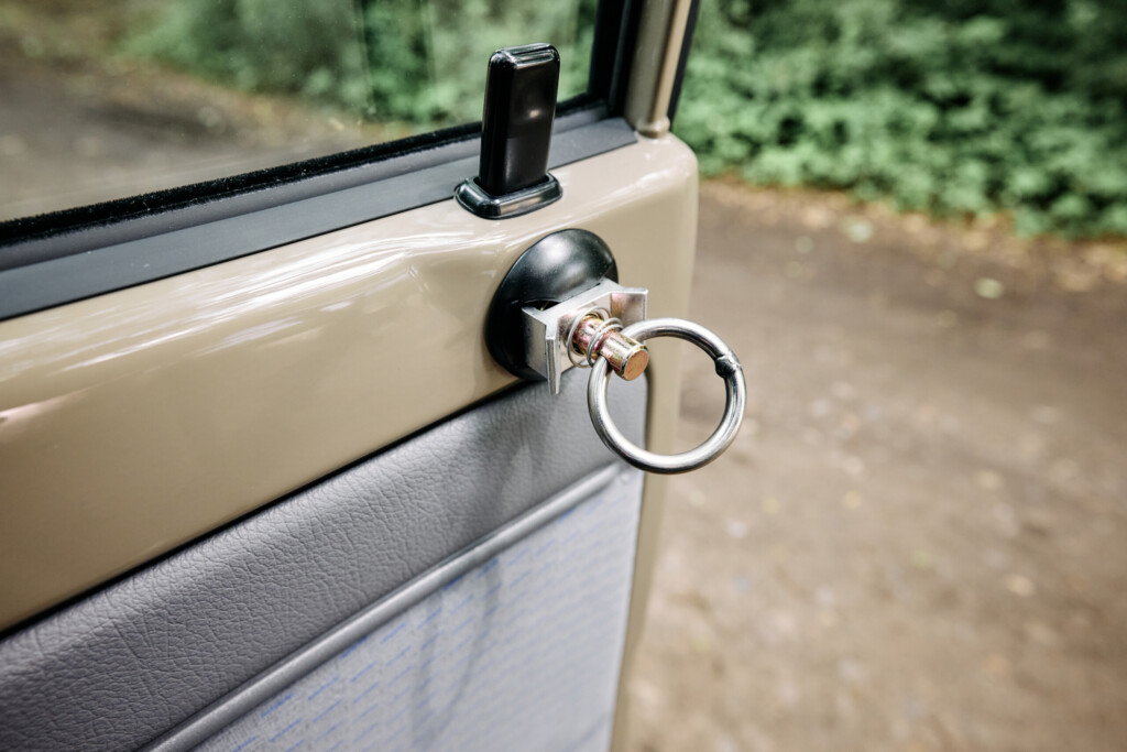 Detail einer Türverriegelung mit Ringgriff im Land Cruiser J7