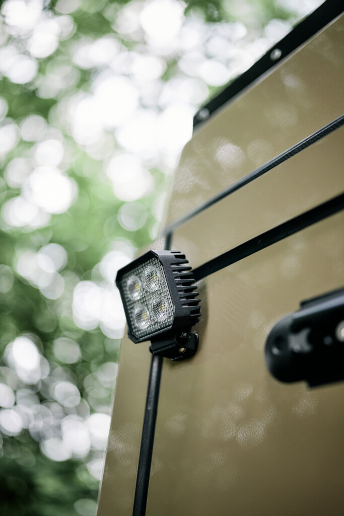 LED-Arbeitsscheinwerfer an der Seite des Camper-Aufbaus