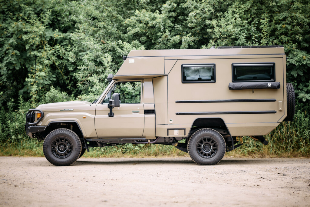 Toyota Land Cruiser J7 mit Camper-Aufbau, Seitenansicht auf einem Waldweg