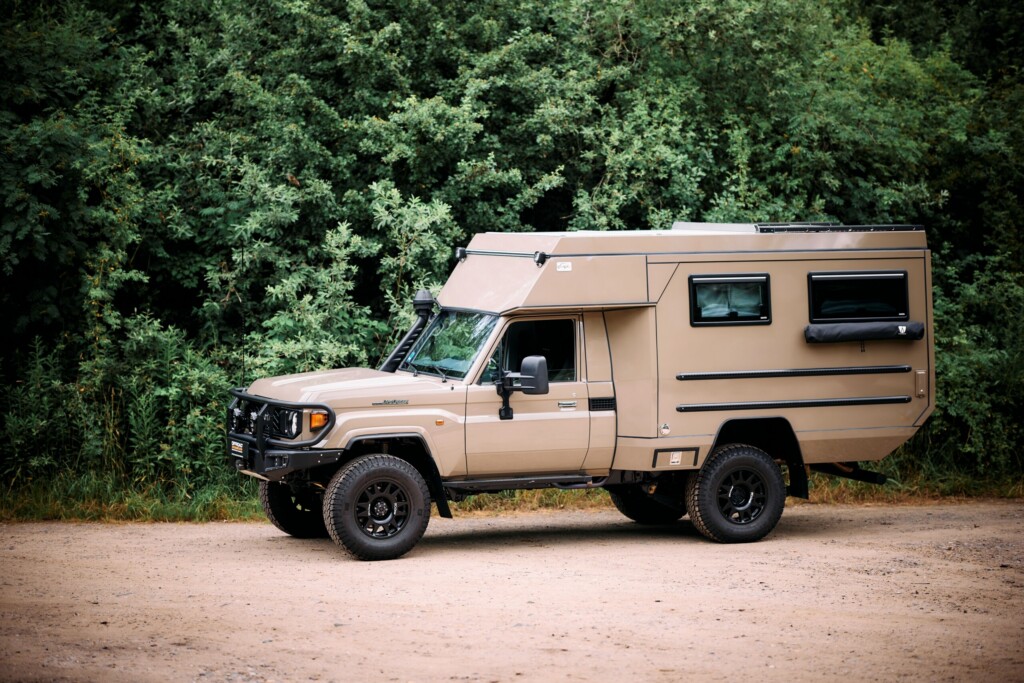 Seitenansicht des Toyota Land Cruiser J7 Expeditionsmobils mit Camper-Aufbau