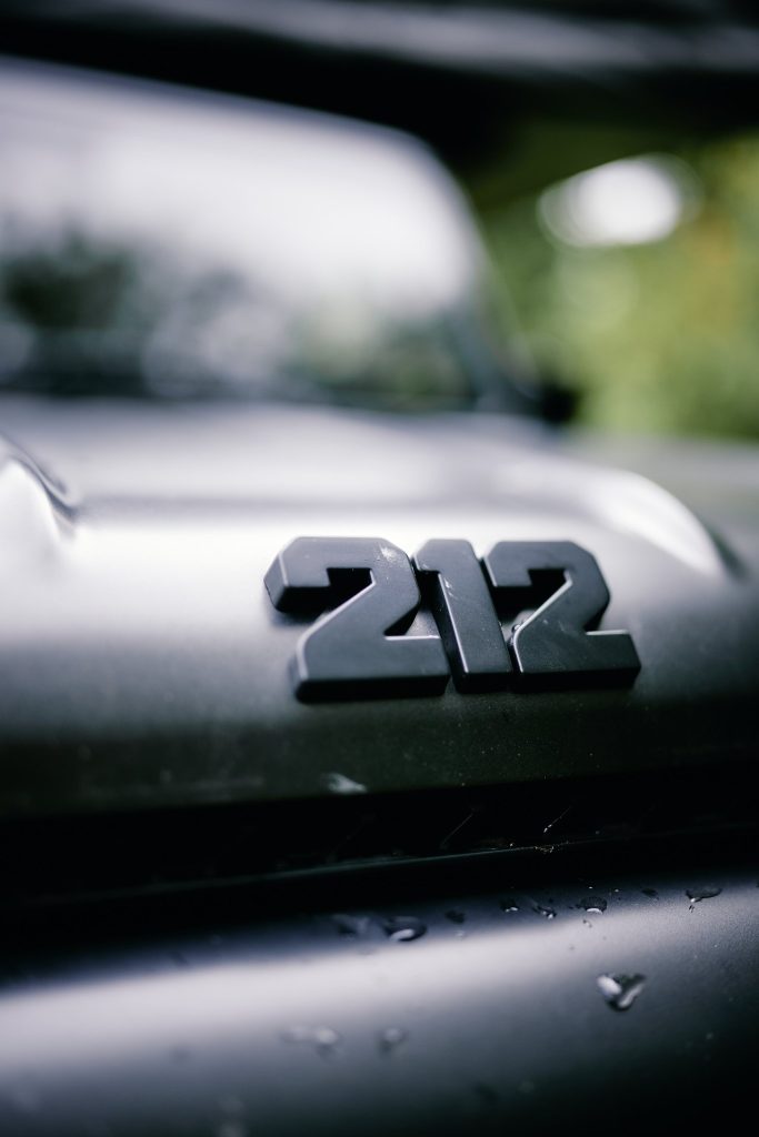 212 Schriftzug auf der Motorhaube