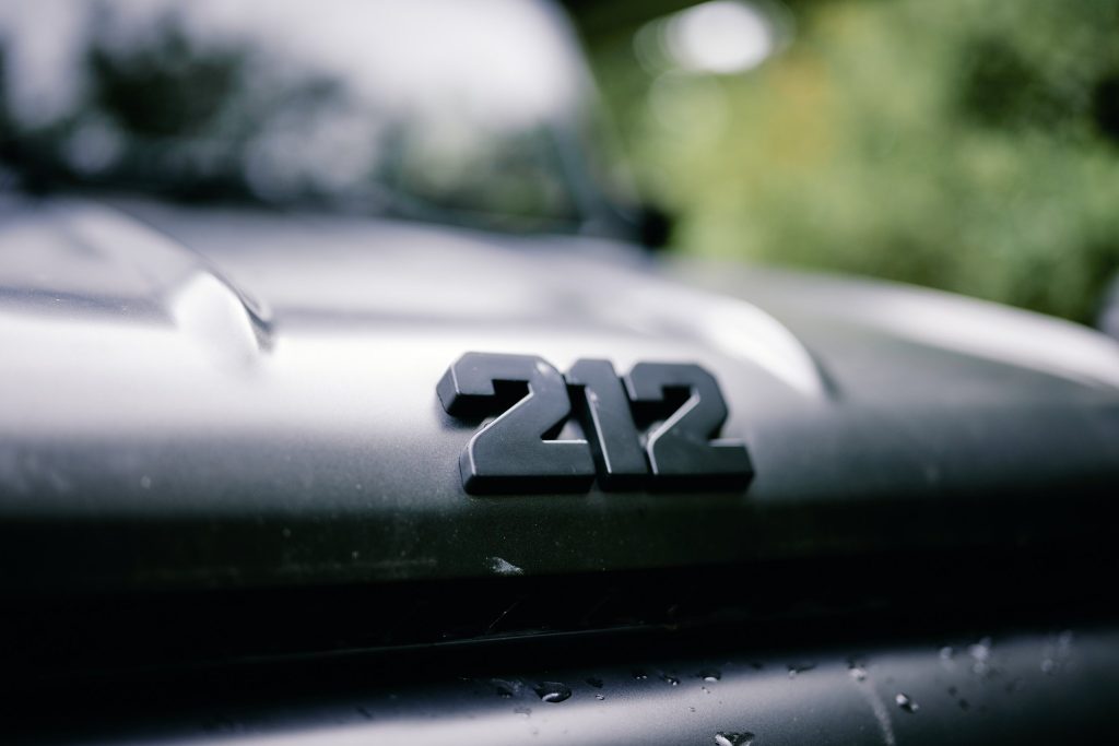 212 Emblem auf der Motorhaube des BAW