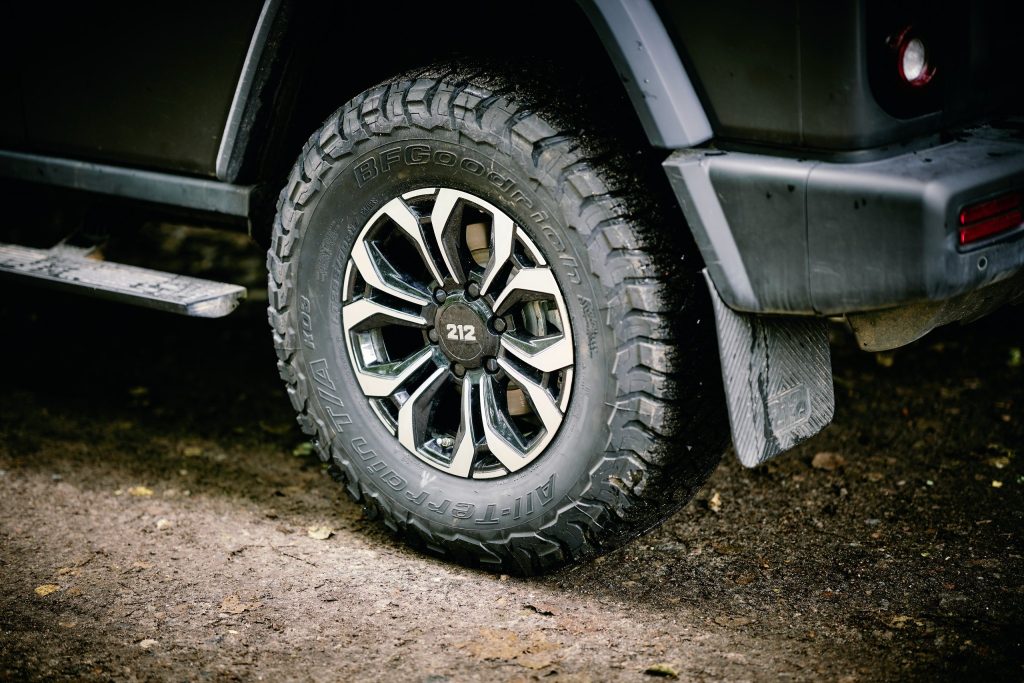 BFGoodrich KO3 in 285/70 R17 auf der Serienfelge des BAW 212
