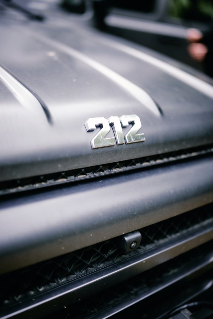 212 Schriftzug auf der Motorhaube