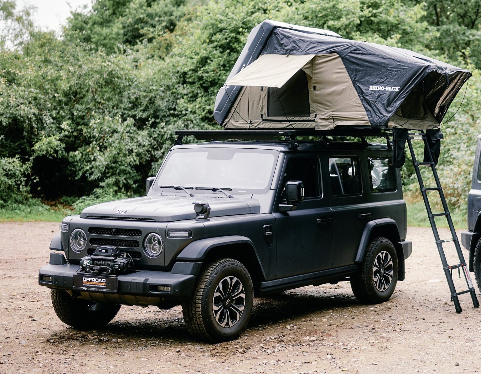 BAW 212 mit aufgebautem Rhino-Rack Dachzelt und Leiter