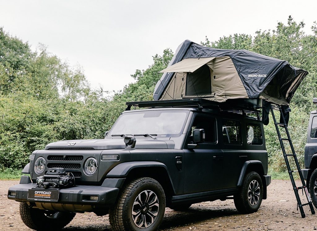 BAW 212 im Camp mit Dachzelt und Leiter