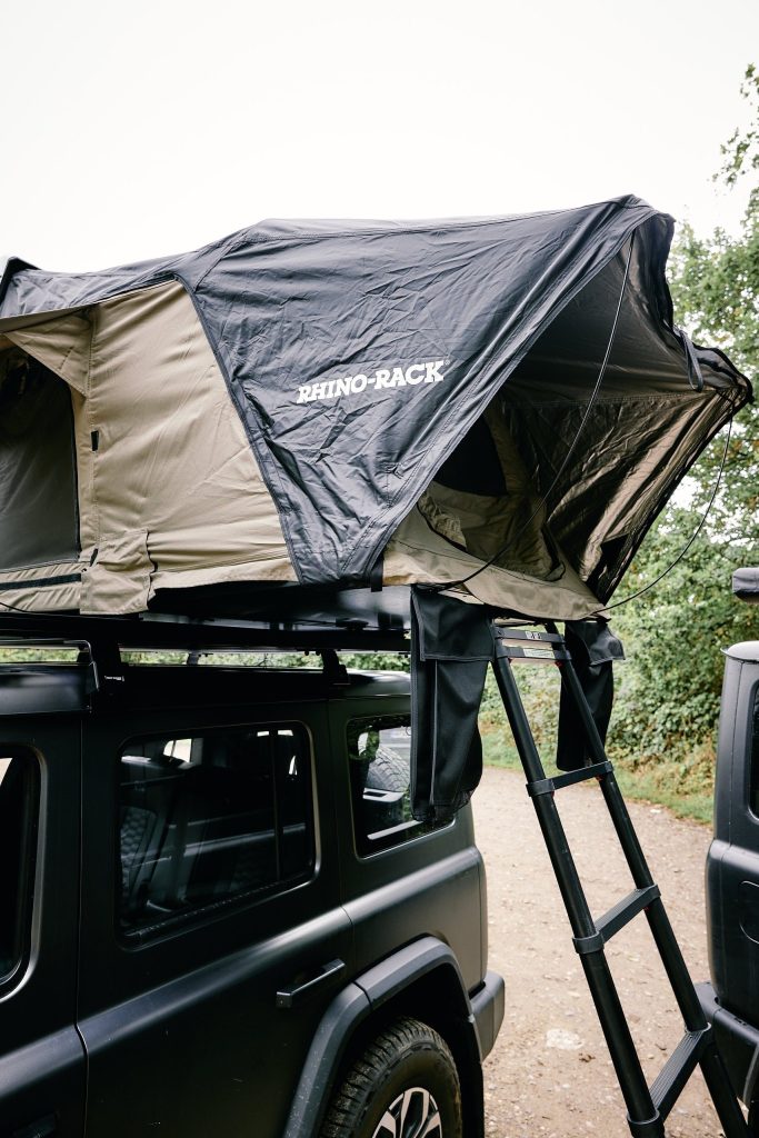 Aufgeklapptes Rhino-Rack Hartschalen-Dachzelt mit Leiter