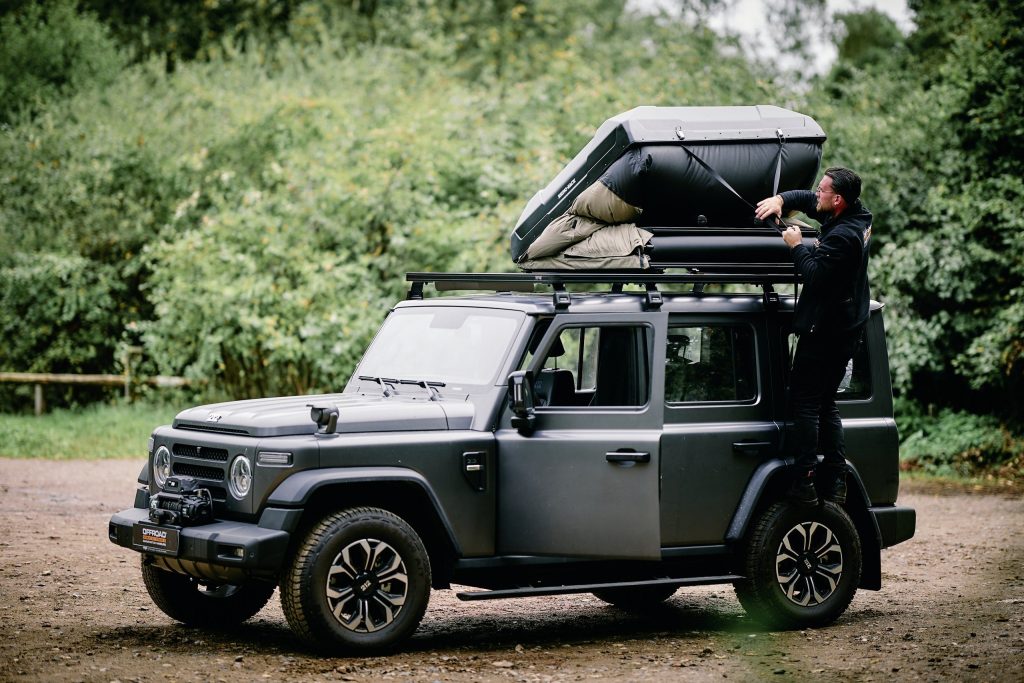 Rhino-Rack Dachzelt wird auf dem BAW 212 aufgeklappt