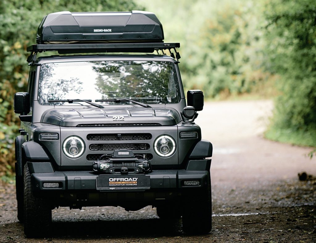 BAW 212 von vorne mit Front Runner Dachträger und Rhino-Rack Dachzelt