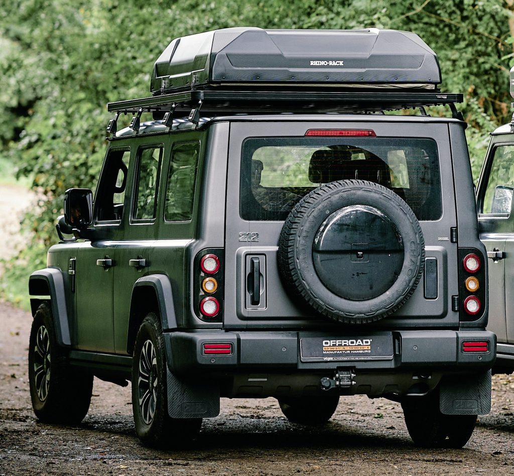 BAW 212 von hinten mit Rhino-Rack Dachzelt