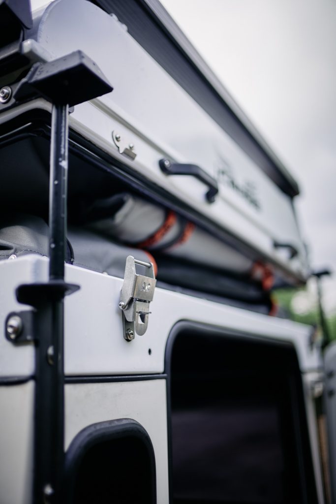 Scharnier und Gasdruckfeder des Icarus Hubdachs am Defender 110