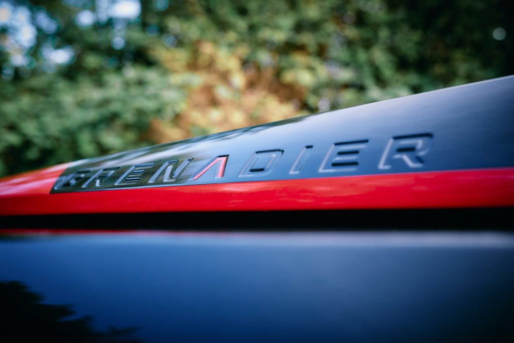 Grenadier-Schriftzug auf der Folierung in Rot und Schwarz