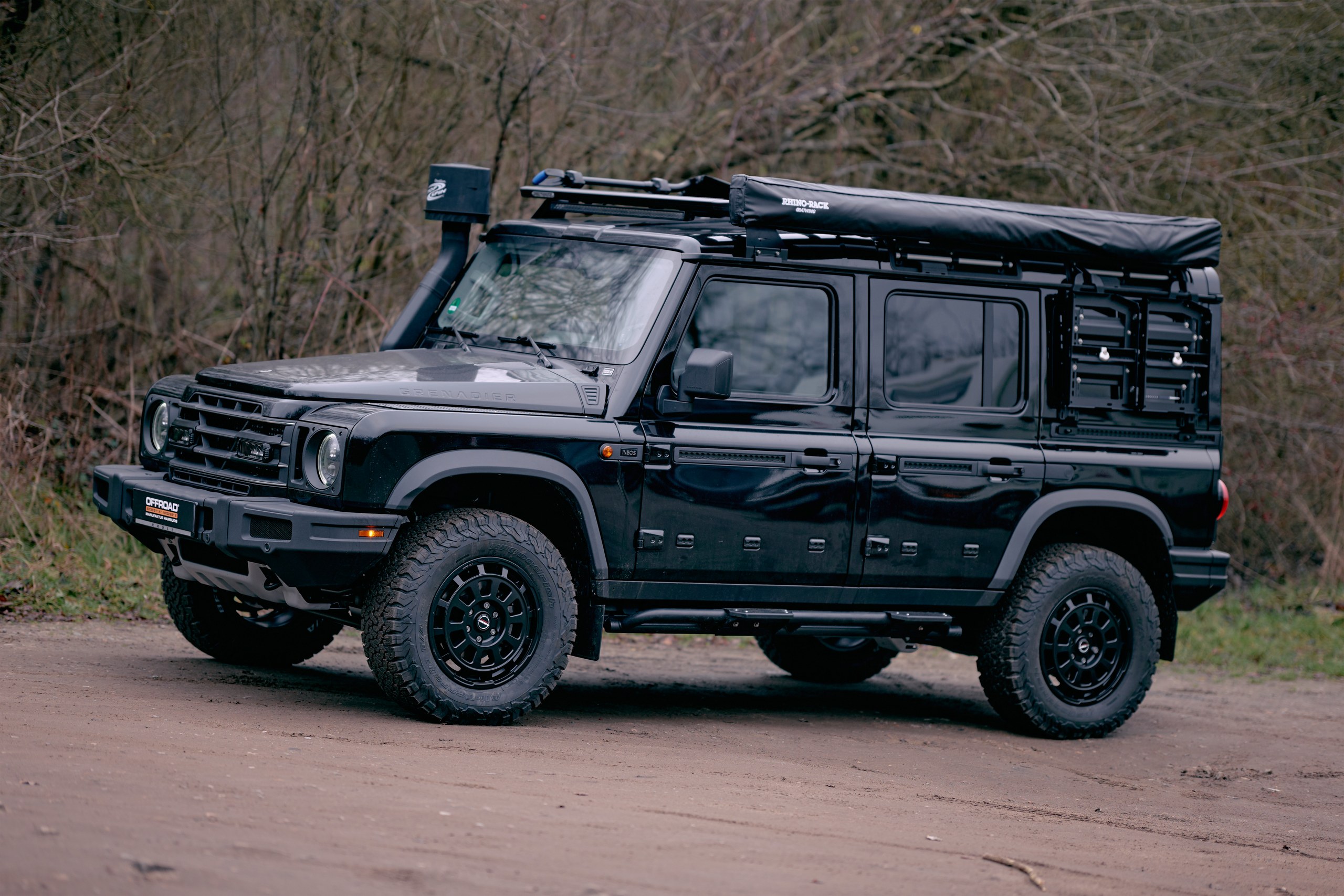 Höhergelegter INEOS Grenadier mit Rhino-Rack Dachsystem, schräg von vorne