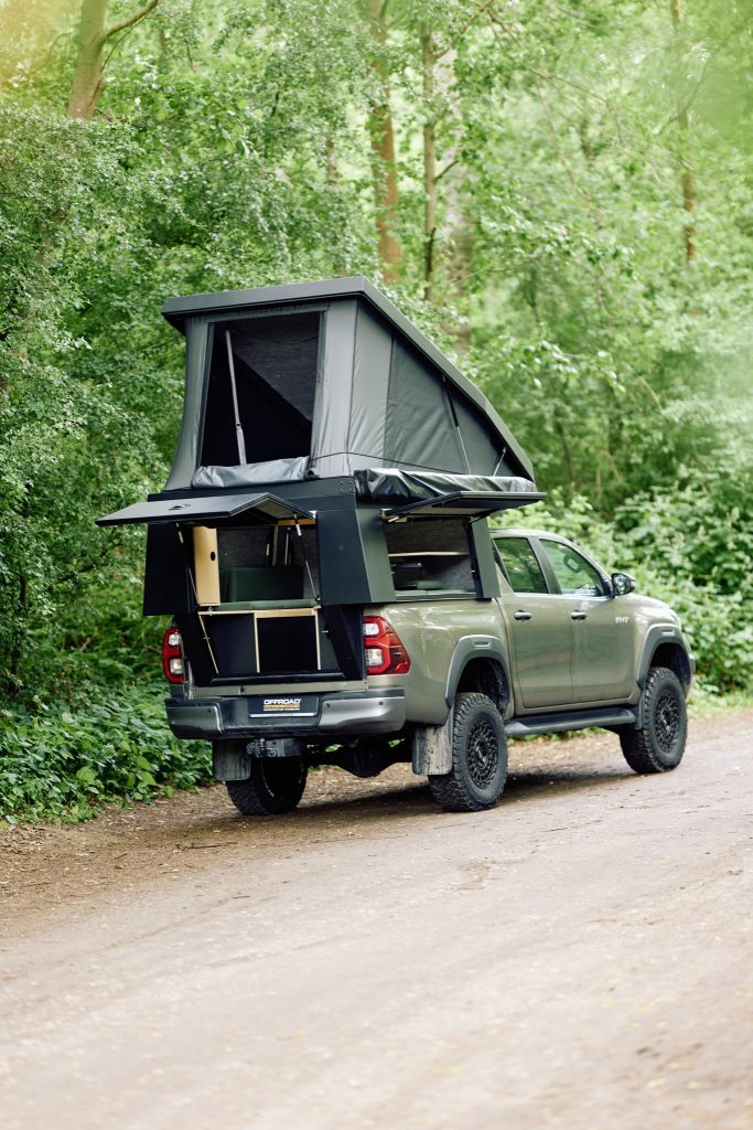 Toyota Hilux mit geöffneter FiftyTen Wohnkabine von hinten