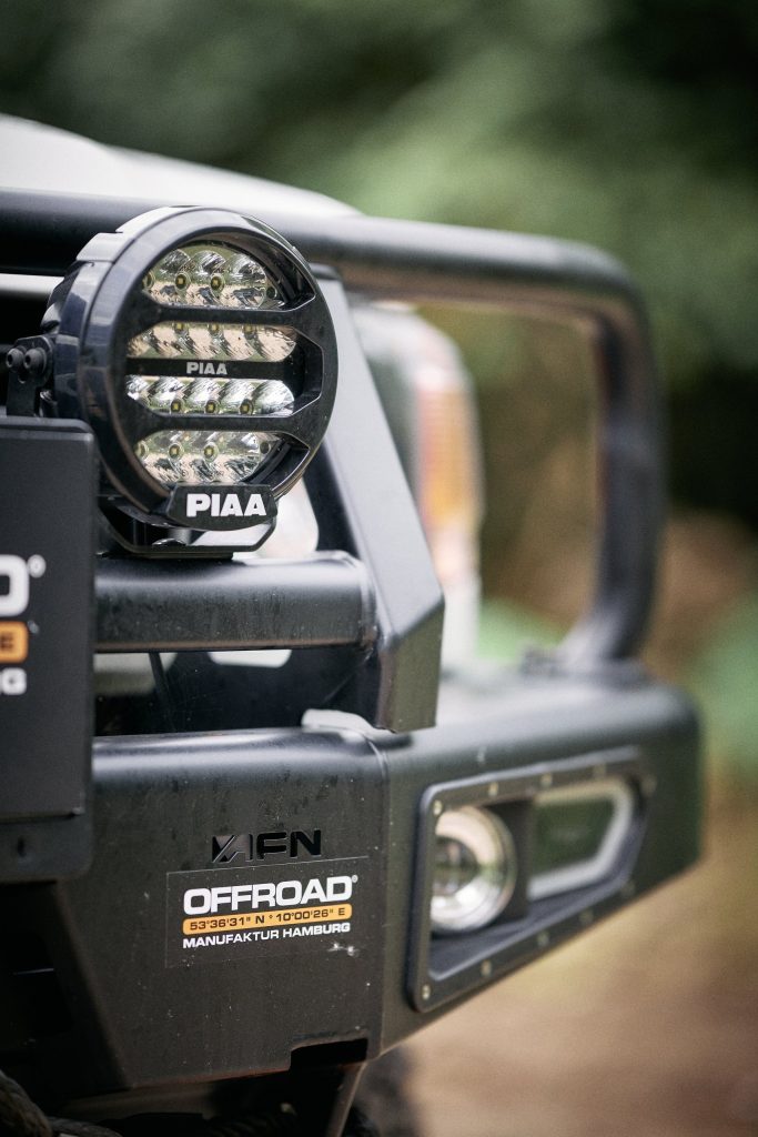 PIAA LPX570 LED-Zusatzscheinwerfer auf der AFN Stoßstange