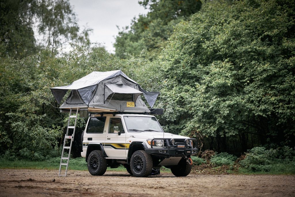 Land Cruiser GRJ71 mit aufgebautem Eezi-Awn Dachzelt und Leiter
